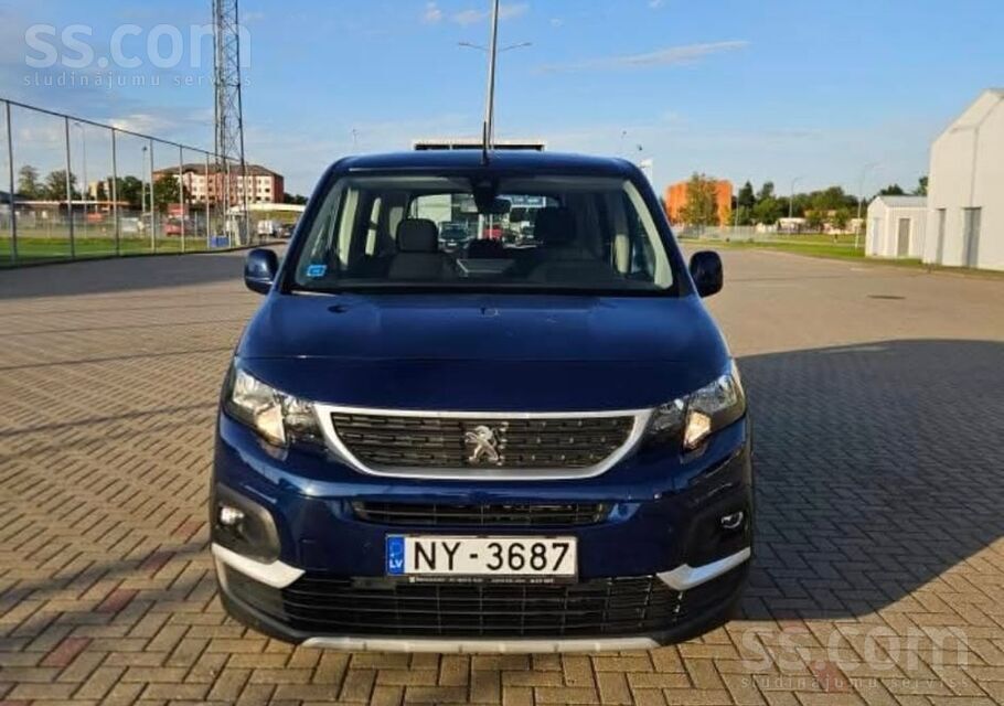 Peugeot Uzņēmums pārdod labi aprīkotu darba auto.
