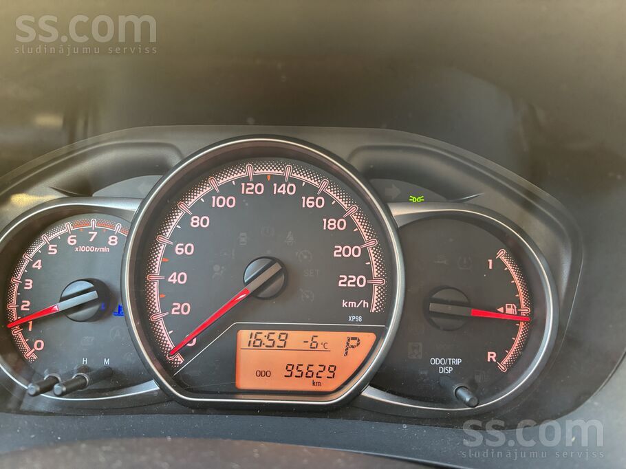 Toyota Kompakts pilsētas auto normālā stāvoklī. No iegāde