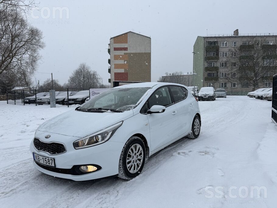 Kia Ceed 2015.g. 1.4 dīzeļa dzinējs ar 6 ātrumu manuālo ātrumkārbu. Auto ir