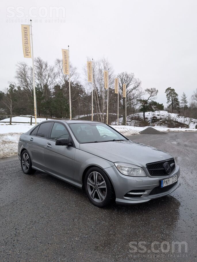 Mercedes Darba maiņas dēļ tirgojas satriecošs mersīts, kurš