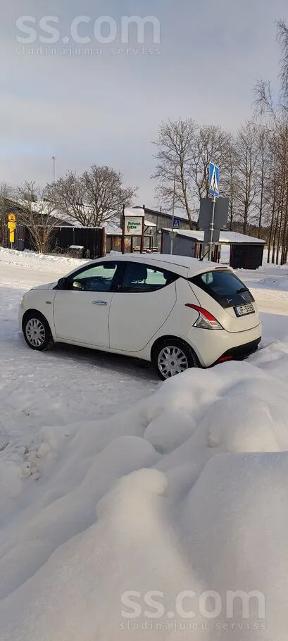 Lancia Отличное состояние, благородный белый цвет(кремовы
