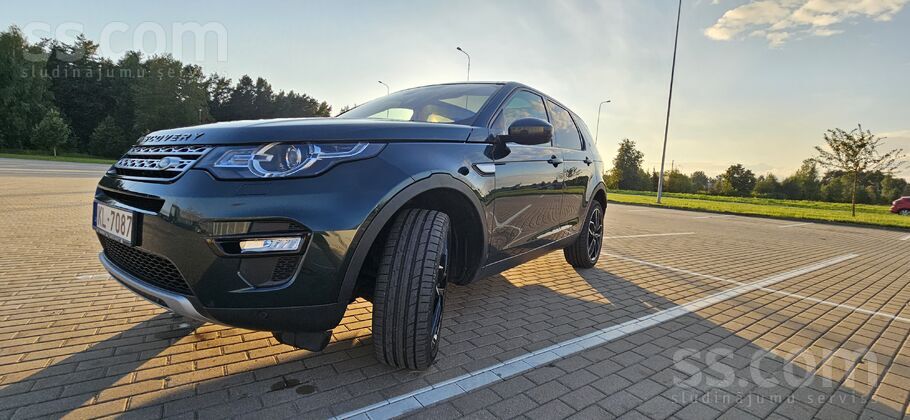 Pārdodu koptu un ļoti vizuāli pievilcīgu Discovery Sport retā, tumši zaļā to