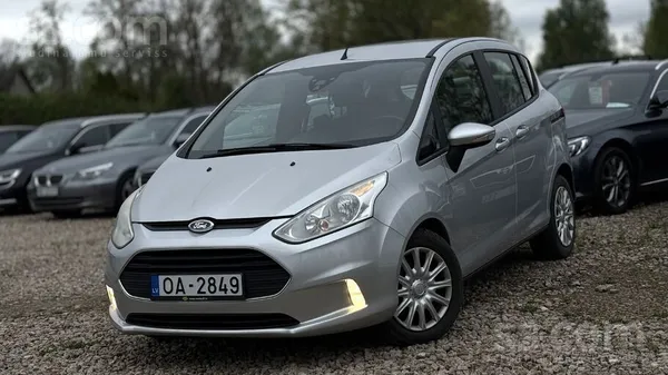 Ford Pārdod brīnišķīgu auto efektīgā krāsā. Ekonomisks 