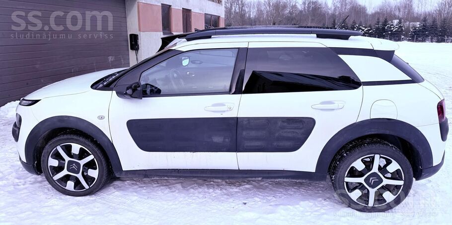 Pārdodu teju 2015. gada Citroen C4 Cactus baltā krāsā ar raksturīgajiem Airb