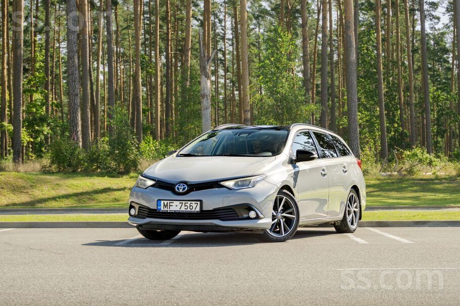 Toyota Toyota Auris 1.8l benzīns hibrīds. 73kKw