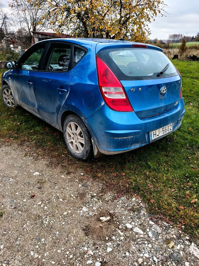 Pārdodu auto ar motora defektu. Šis tas ir jauns- stikls, aizmugurējais tilt