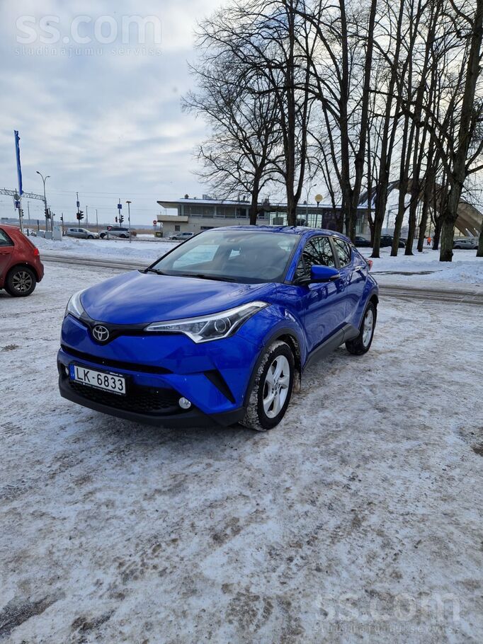 Pārdodu Toyota C-Hr (2018. gads) ar mazo nobraukumu. Auto ir labā tehniskajā