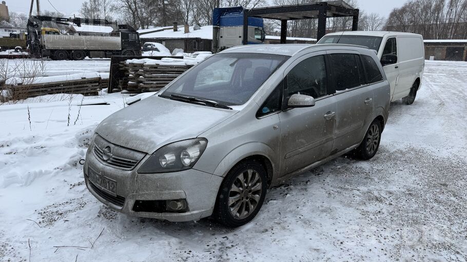 Opel Pēc nelielas avārijas. 