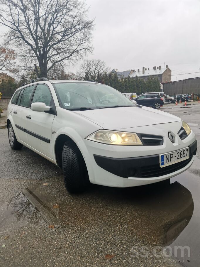 Renault Renault labā tehniskā un vizuālā stāvoklī. Mašīna 