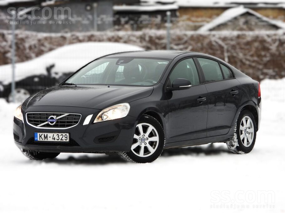 Volvo S60 ar 2.0 l dīzeļdzinēju un manuālo pārnesumkārbu. Elegants, komforta