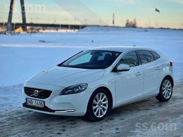 Volvo Pārdodu baltu Volvo V40 - 2014.gada modelis ideālā