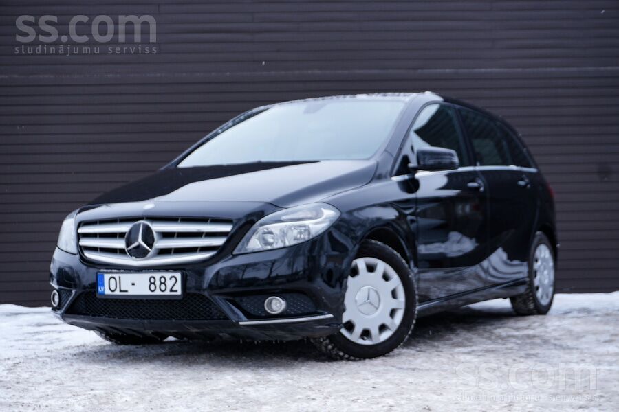 Mercedes B180 2013. gada modelis ar 1.8D dzinēju un manuālo pārnesumkārbu.