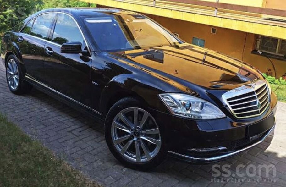 Tiek pārdots Mercedes-Benz S-Class 2011. gada izlaidums. Automobilis ir liel