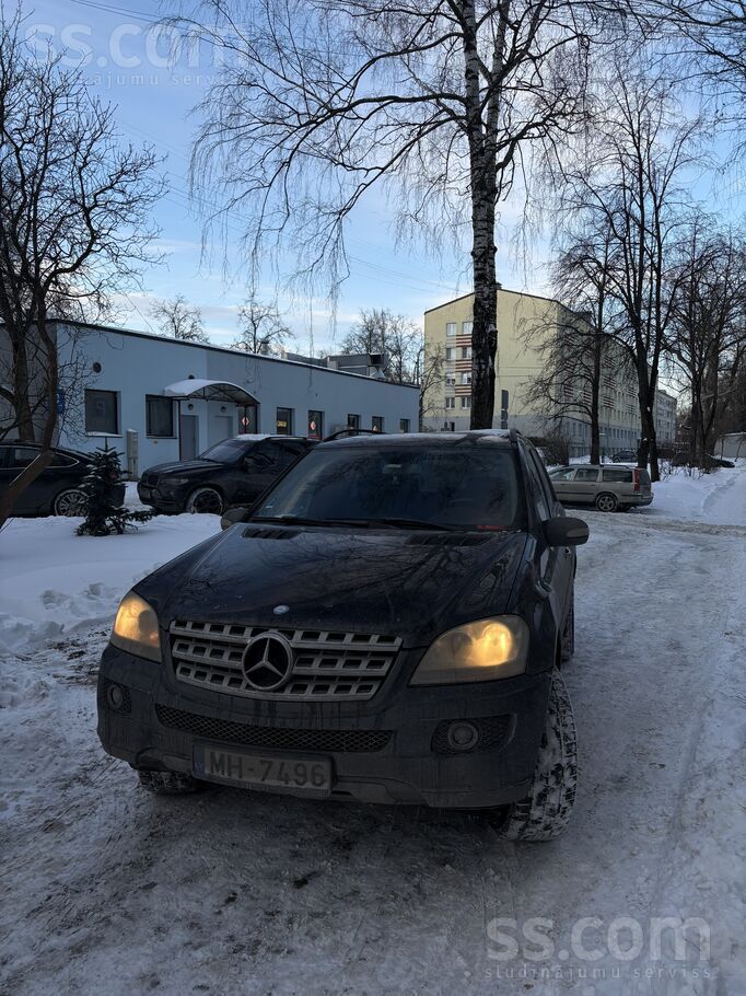 Mercedes Продаю Ml280. при резком нажатие на педаль газа чт