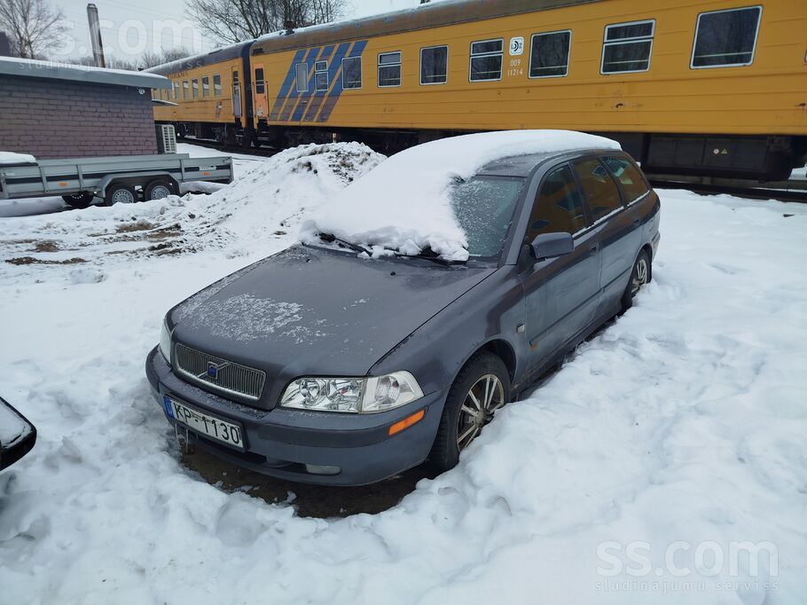 Pārdodu savu Volvo motors nobeidzas sajūgs jauns lukturi jauni lietie diski
