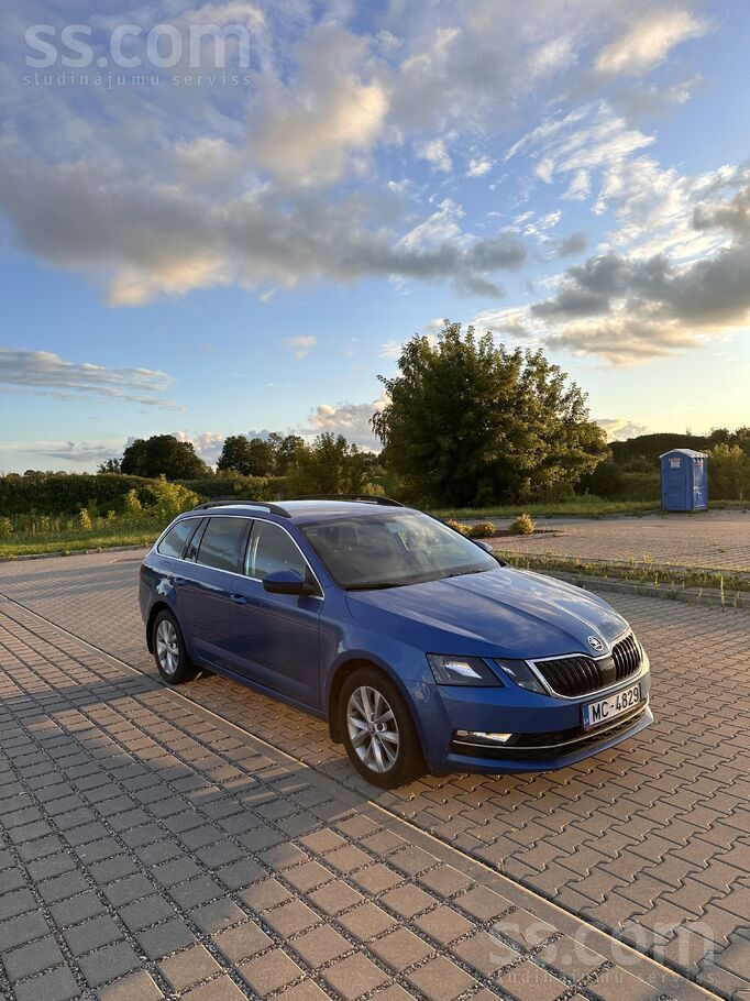 Skoda Uzņēmums pārdod automašīnu Skoda Octavia 2013. gad