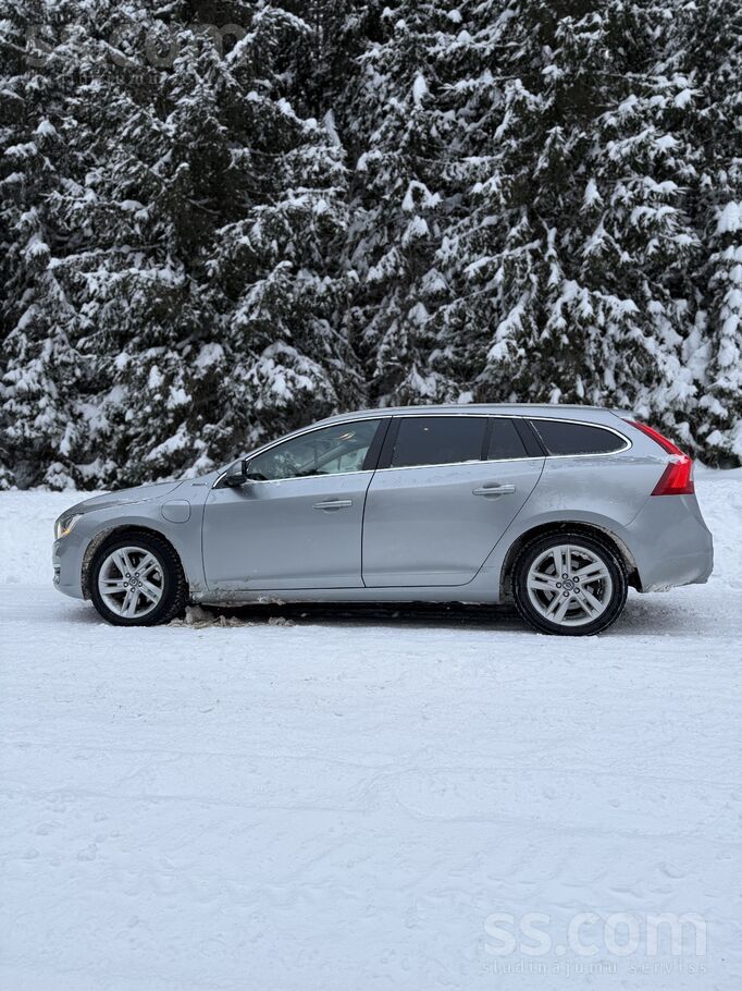Volvo Pārdod Volvo V60 Plug-in Hybrid D6 Awd
