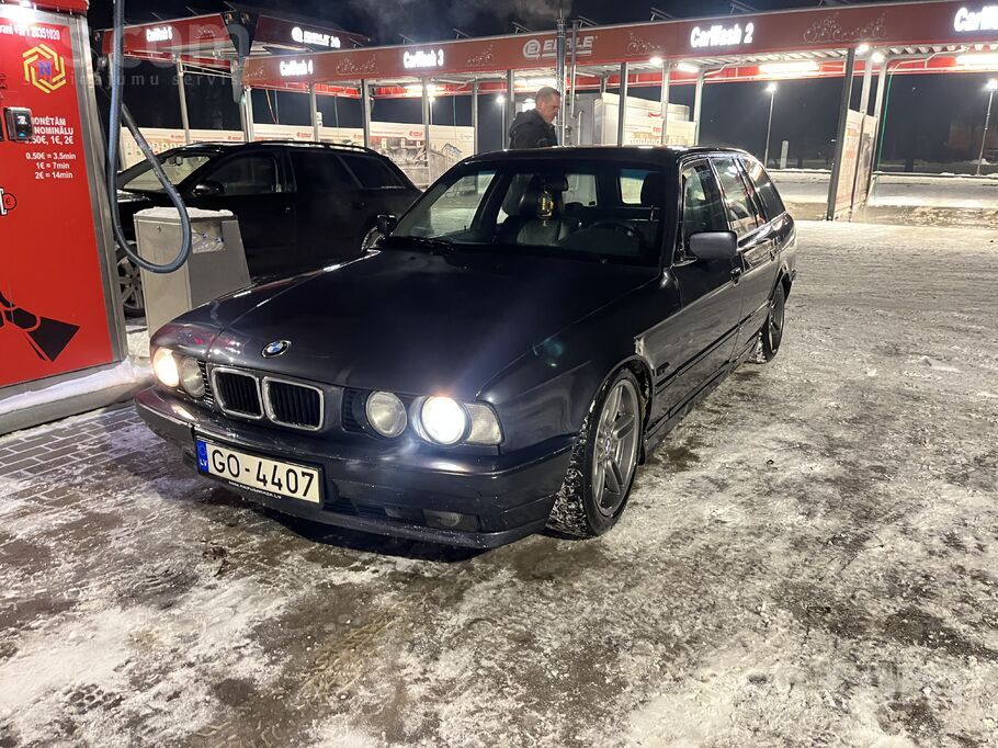 BMW Pardodas nesteidzīgi salidzinoši dzīvs projekta au