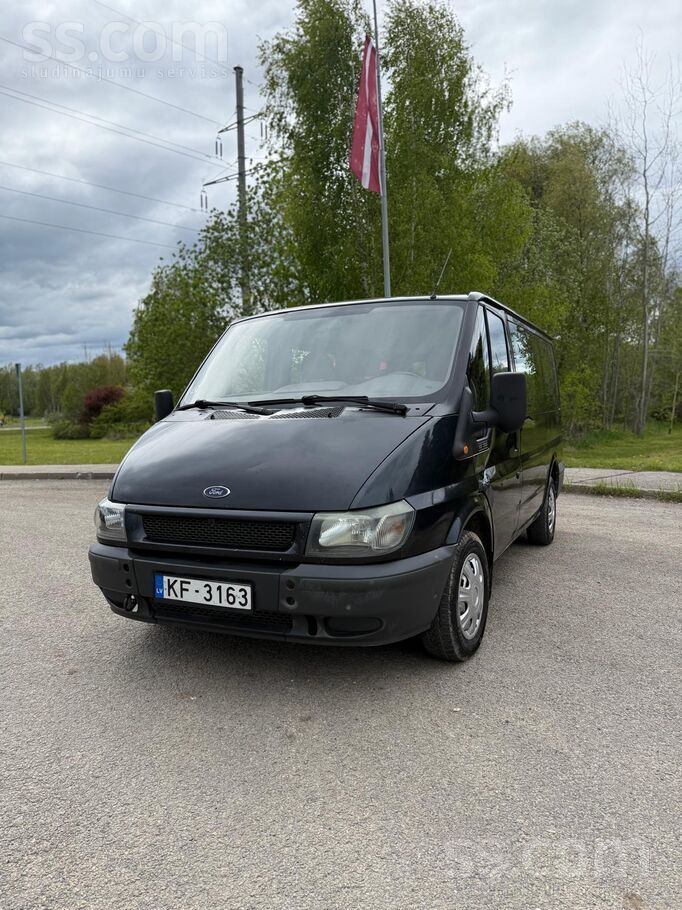 Ford Neizmantots skumst sētā pasažieru buss, kas ērti p