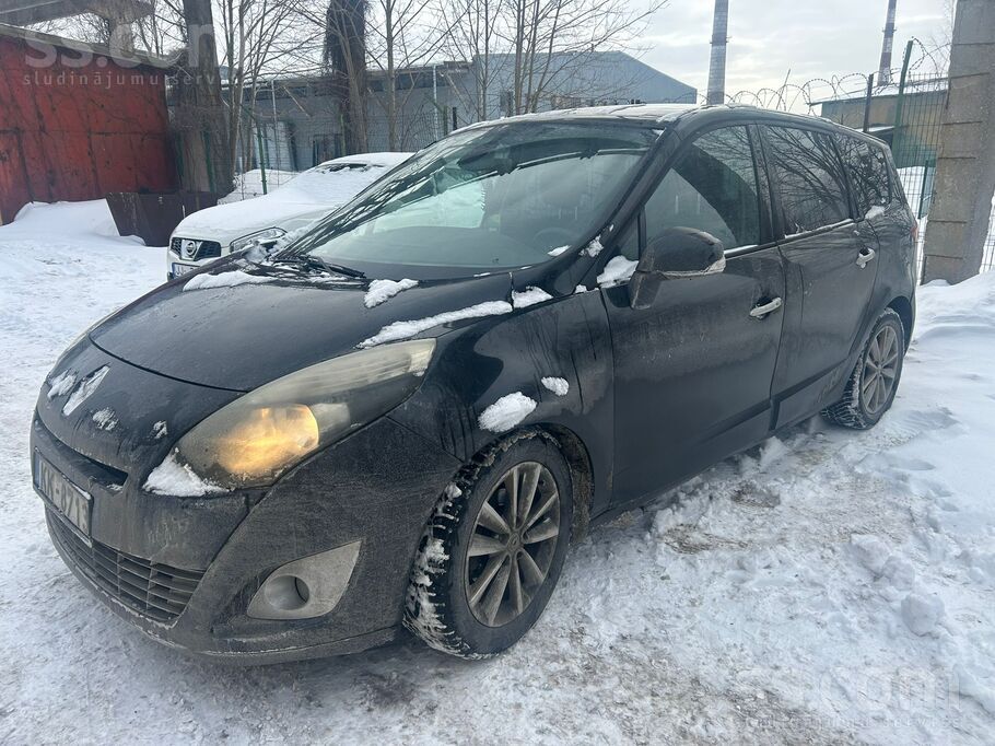 Renault Ar defektiem, duvis labās aizmugurējās bojātas un 