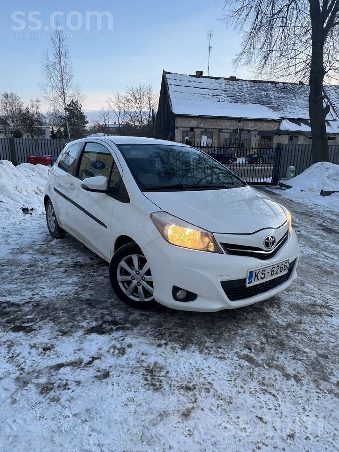 Toyota Продаю Toyota Yaris 2011 года, бензиновый двигател