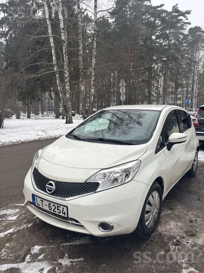 Nissan Pardodu mašīnu labā stāvoklī. Bez rūsas. Brauc sie