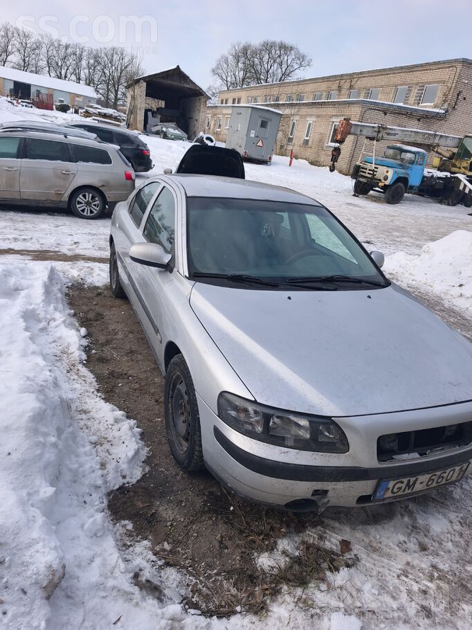 Pārdodu Volvo s60 2.4 dīzelis. 2001 gada. Problēma ar elektroniku, šobrīd ne