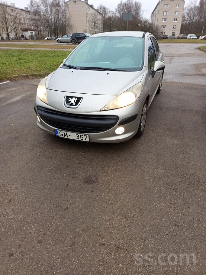 Peugeot Продаю Peugeot 207 бензин 1, 4 л 65 kw зимняя и ле