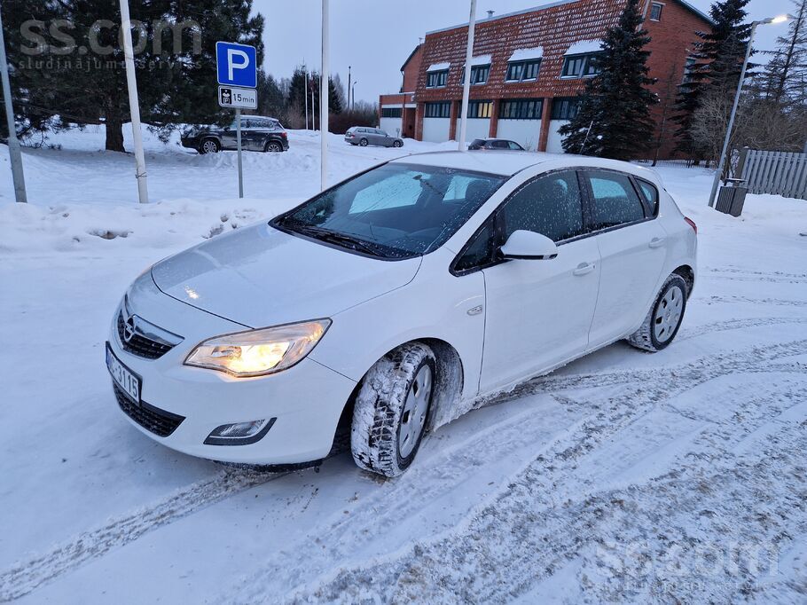 Opel Skaisti baltā krāsā Opel Astra J, kas ražota 2010.