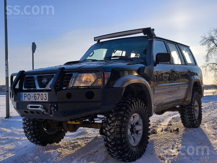 Nissan Tirgoju Nissan Patrol. 