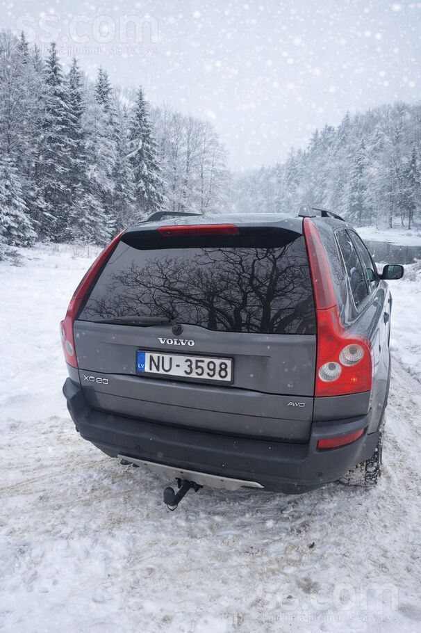Volvo Pārdodu automašīnu, jo divas mašīnas ir par daudz.