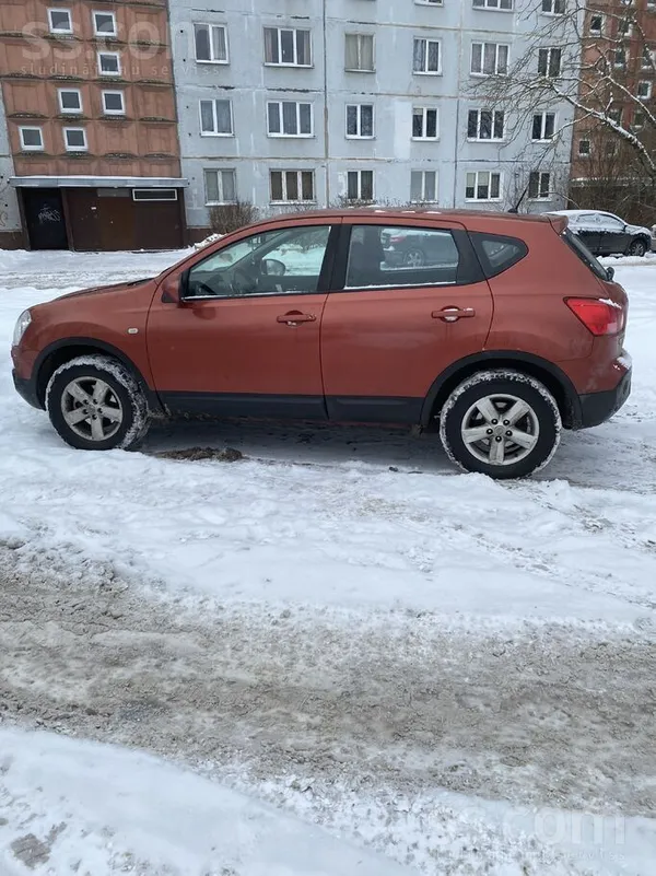 Nissan Ekonomisks un ietilpīgs Auto.