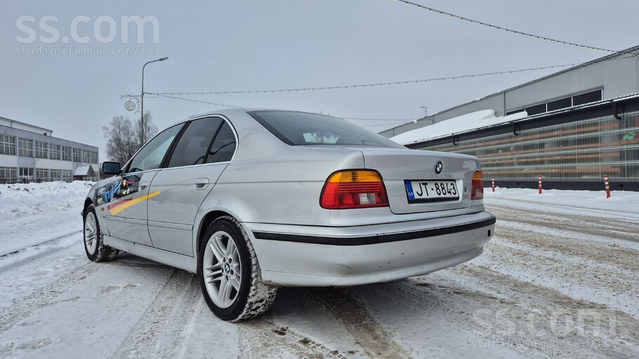 BMW Kamēr sniegs vel nav nokusis ieķer sev mēmāko Wint
