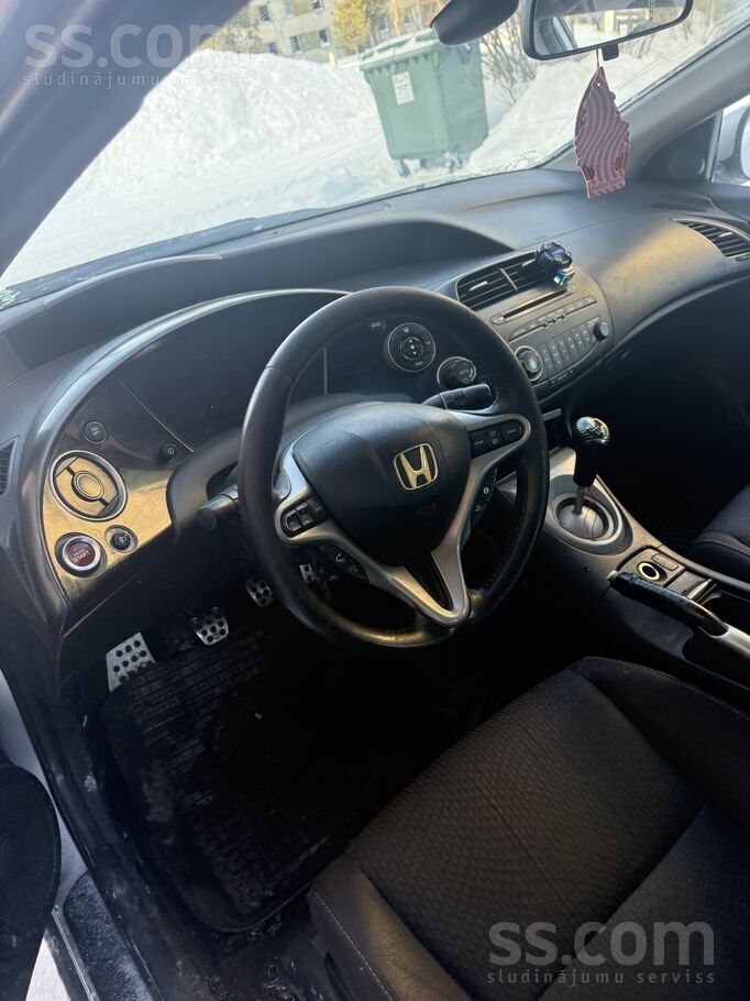 Honda Steidzami divas hondas ar tekniskam un ejosas Raks
