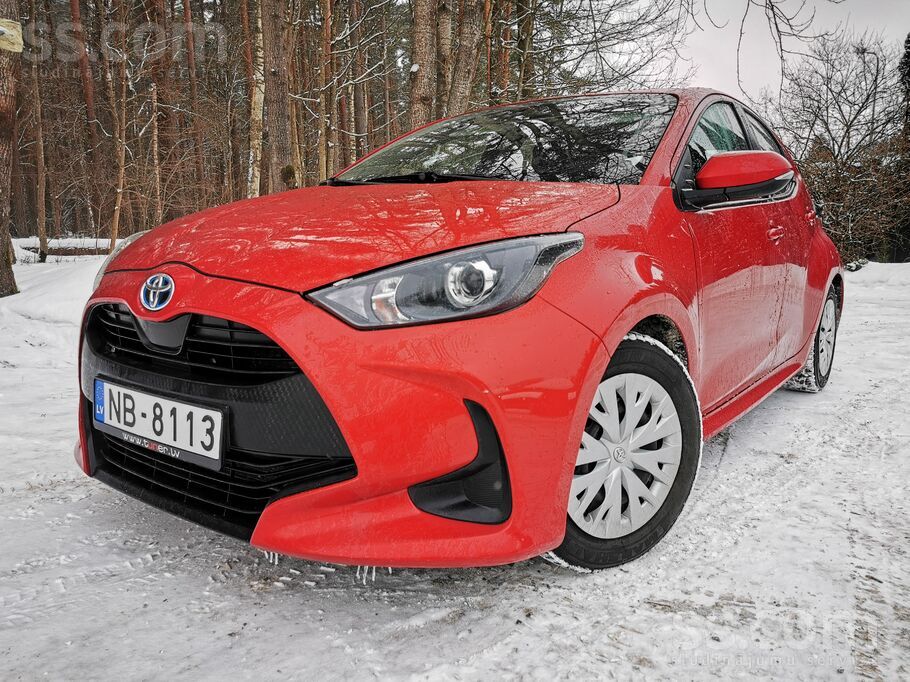 Toyota Yaris 1, 5 Hybrid pirkta jauna Latvijā pie dīlera. Noskr. 117012 km.