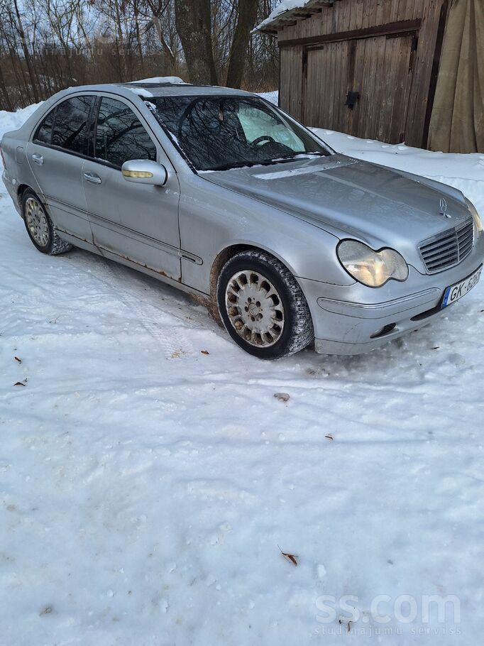 Mercedes Pārdodas auto. var braukt gan uz benzīna. gan uz g