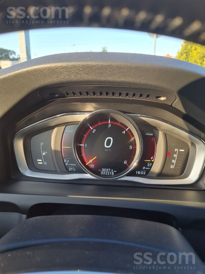Volvo Pārdošanā volvo v60 2015 hibrīds. Auto labā tehnis