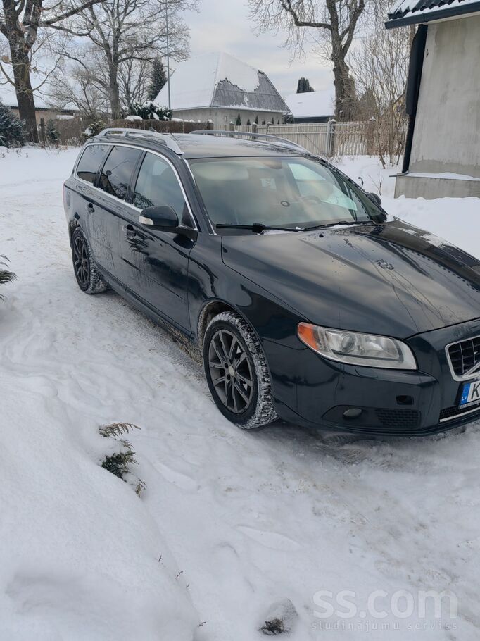 Volvo Minimāli vizuāli defekti, ziemas riepas (8/9mm) ar