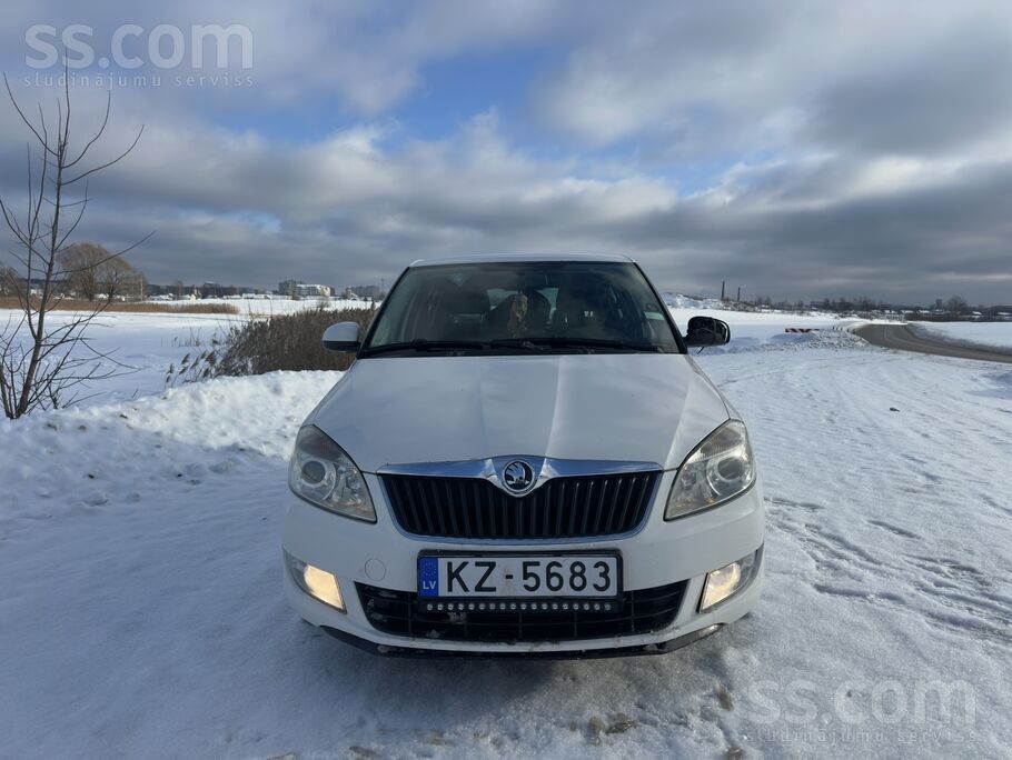 Skoda Pārdošana iet Skoda Fabia 2013.gada. Pirkta jauna 