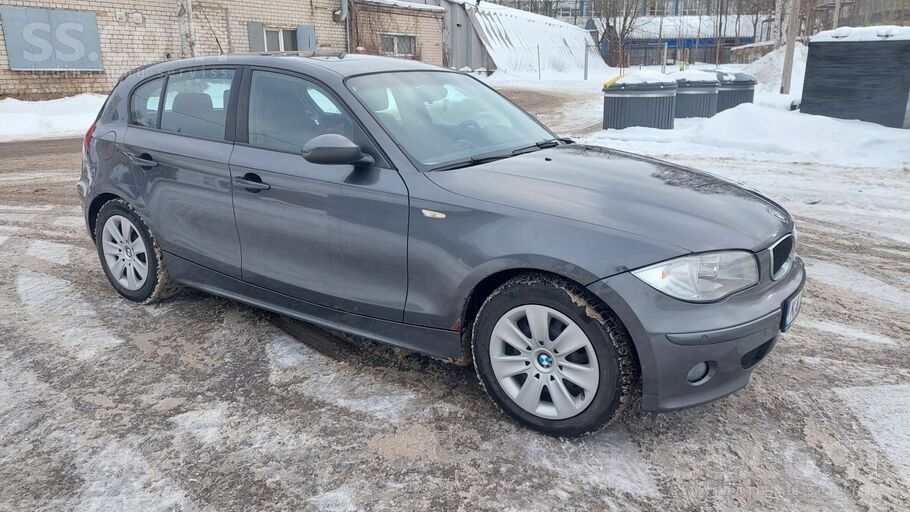 Pārdodu BMW 120d. Ir rūsa uz priekšējiem spārniem un vizuāli defekti. Tehnis