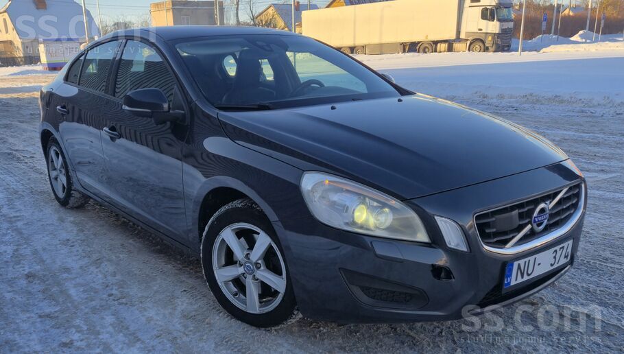 Volvo Pardodam ļoti labu Volvo S60, sakara ar lielaku am