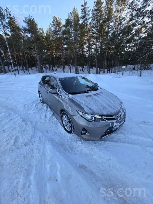 Toyota Sveiki, Tirgojas kopts Toyota Auris modelis. Auto 
