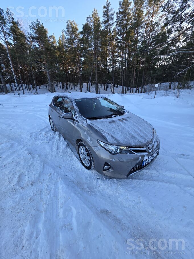 Toyota Sveiki, Tirgojas kopts Toyota Auris modelis. Auto 