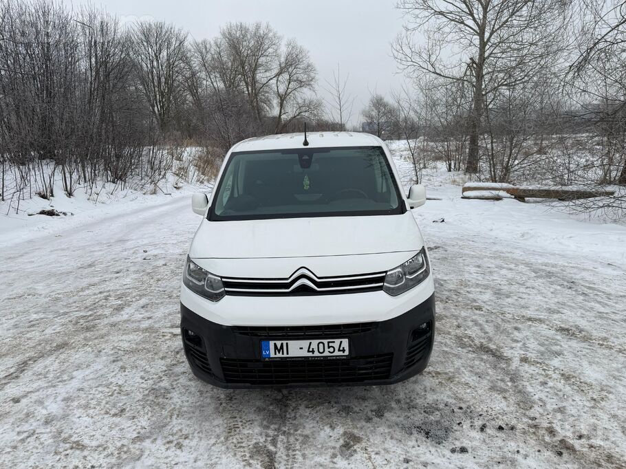 Mazlietota automašīna, kas iegādāta Latvijā pie oficiāla dīlera. Paties un p