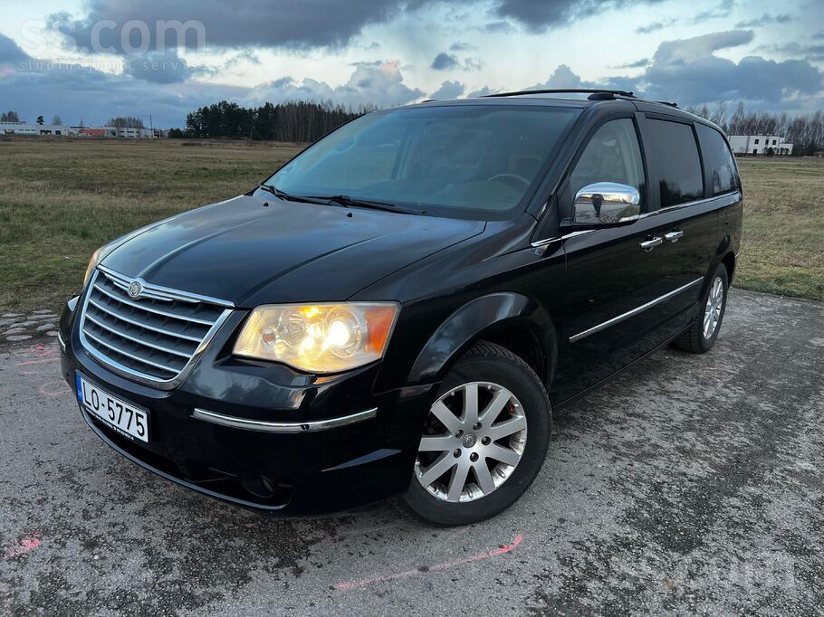 Chrysler Pārdodu koptu un uzticamu ģimenes automašīnu labā 