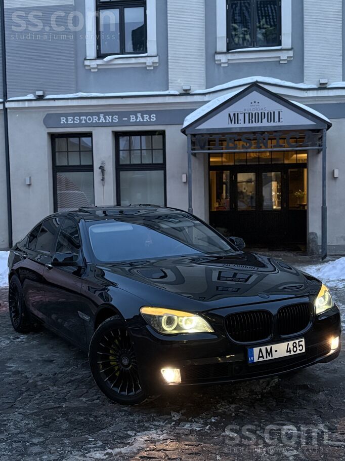 Kapitāli uzturēts. Pilns - ar labu skaņu.
BMW 750I. Rets izpildījums ar vi