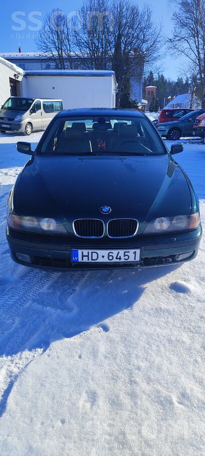 BMW Продаю машину в хорошем состояние все работает. Дв