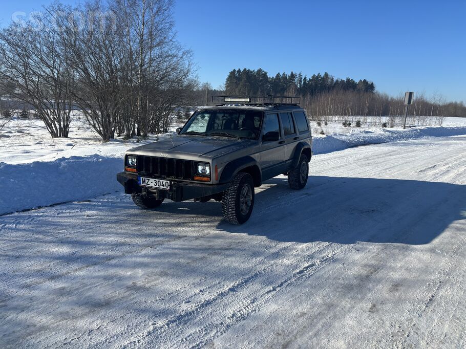 Pārdodu Jeep Cherokee. Auto ir aprīkots ar led tuvajām gaismām (līdzi iedošu