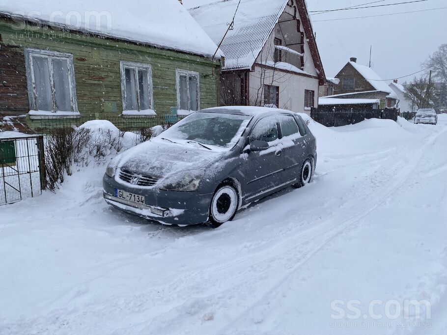 Pārdodas Honda Civic 2005 gada ar 1.4 benzīna dzinēju un manuālo 5 ātrumu kā