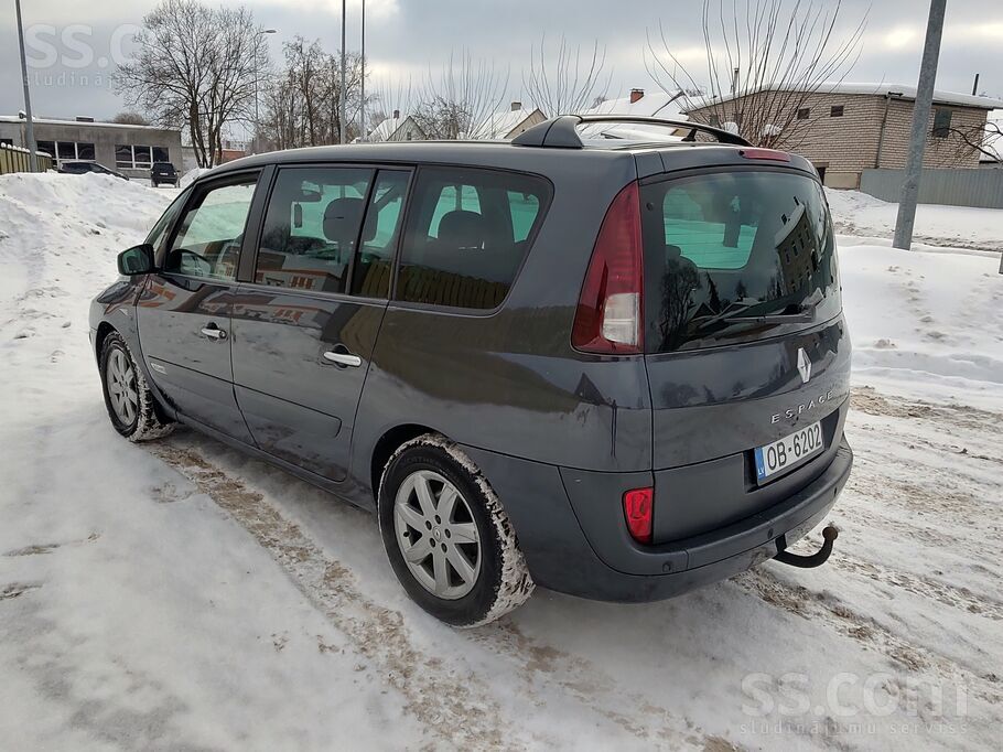 Продаю хороший семейный минивен. Недавно поменяно масло. Фаркоп, панорамный